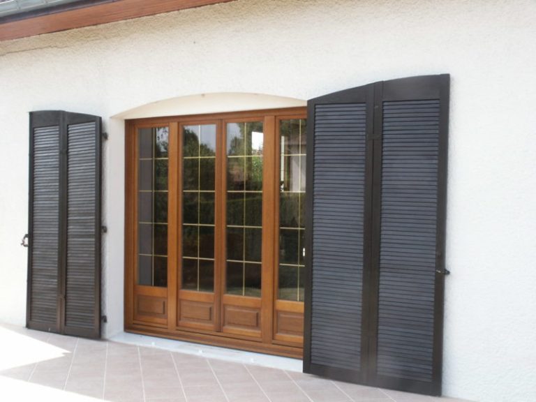 Porte-fenêtre en bois