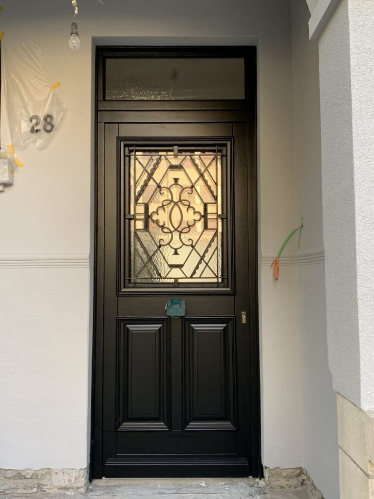 porte d'entrée bois vitrée avec grille